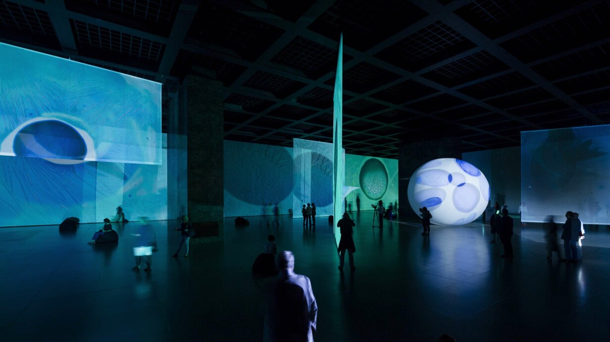 Kultur | Lichtinstallationen in der Neuen Nationalgalerie in grün-blau Tönen