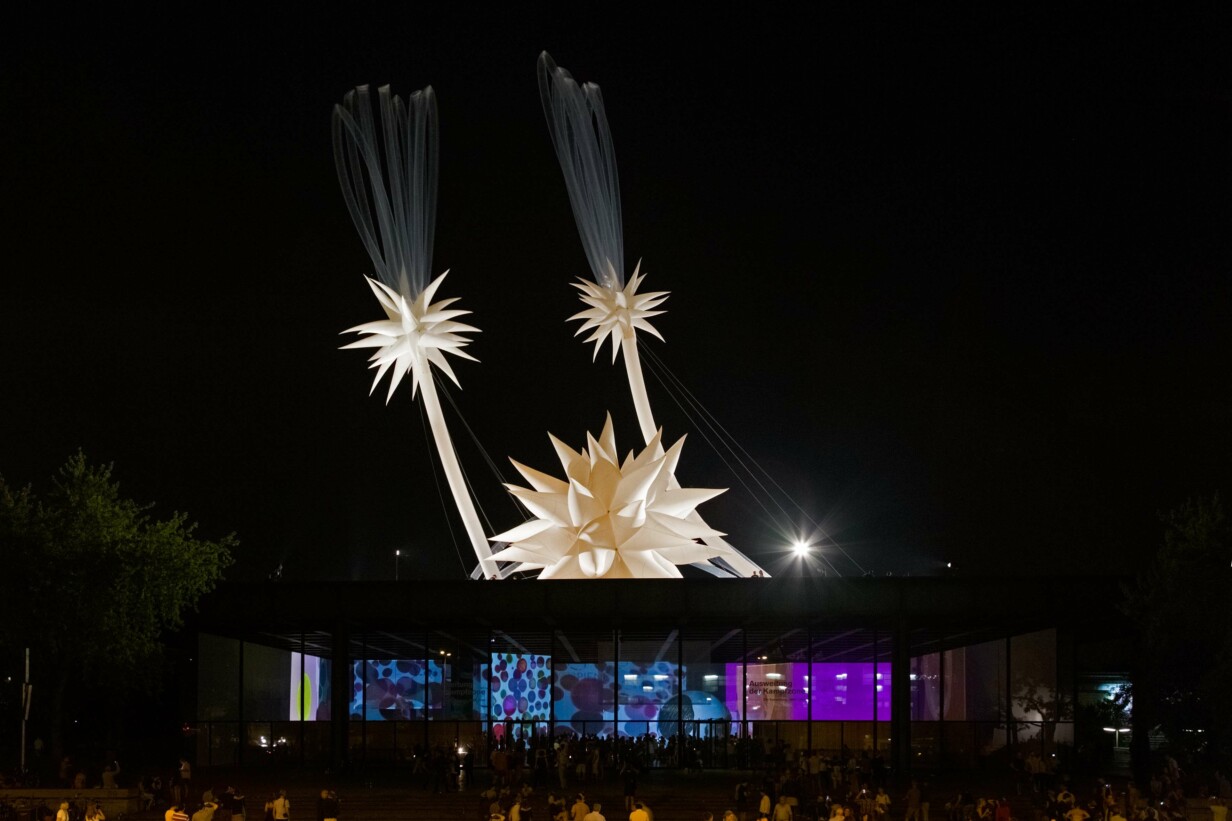 Kultur | Sky Art Event mit großen beleuchteten Himmelsskulpturen