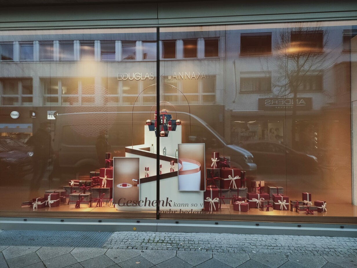 Brand Experience | Douglas x Annayake Schaufenstergestaltung in Düsseldorf/Mannheim